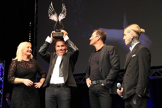 Als Höhepunkt wurde Dieter Bohlen von Jürgen Höller dann mit dem zum zweiten Mal vergebenen „Lifetime Award for Success“ ausgezeichnet  (©Foto. Martuin Schmitz)